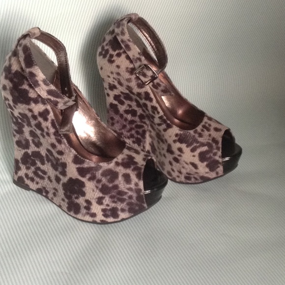 Luichiny grey leopard print wedges