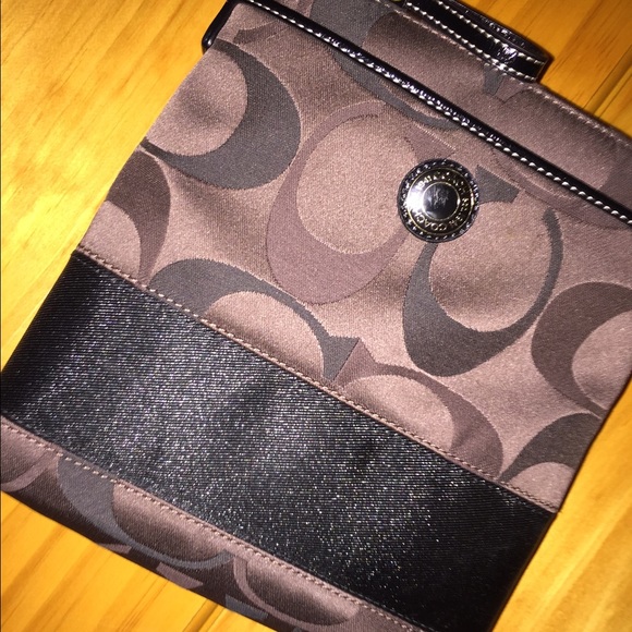 Coach Handbags - 🎉FLASH SALE🎉 TWO HOURS ONLY! COACH Crossbody Bag