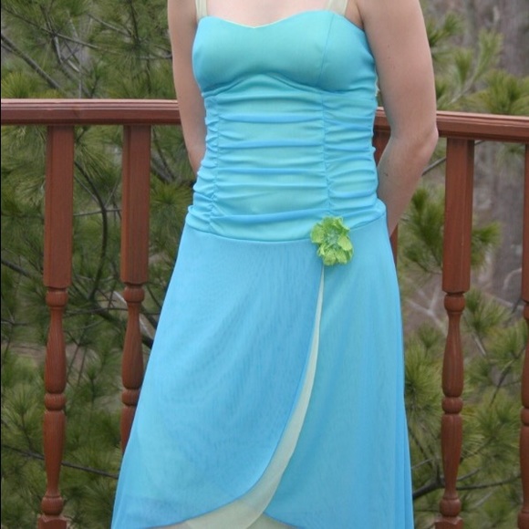 Flowing dress with tiered hem