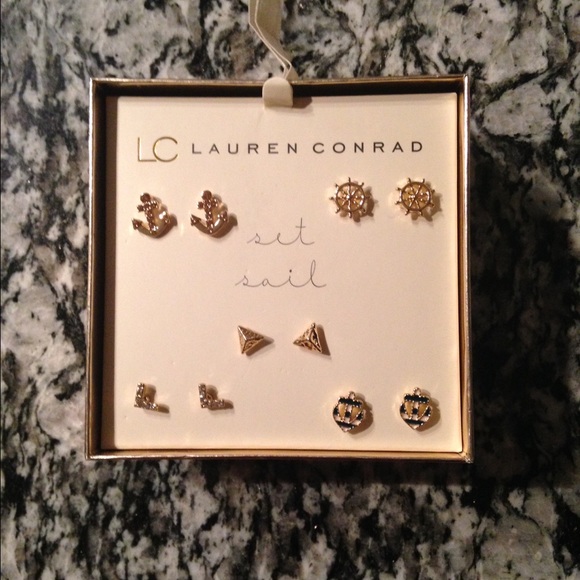 5 pack of Lauren Conrad earrings
