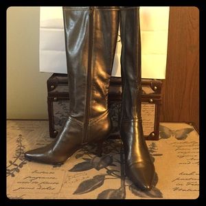 Cute Metallic color casual boot!