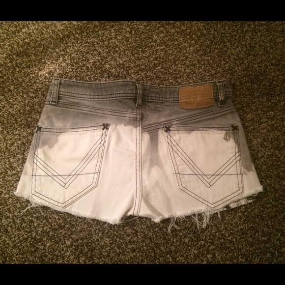 LIKE NEW Volcom acid wash cut offs - Picture 2 of 3