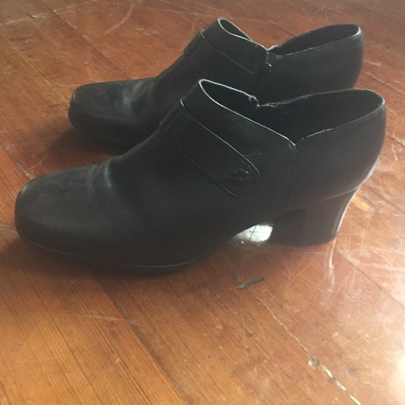 Clarks shoes. Barely used.