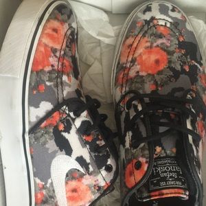 Janoski digi camo floral (Orange) size 9 EUC.