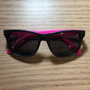 Vineyard vines plastic wayfarers