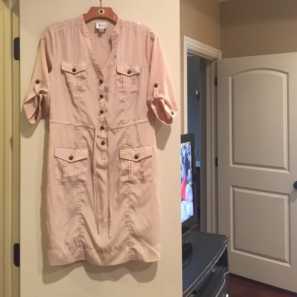 Tan dress by eci worn by Kate Hudson - Picture 2 of 4