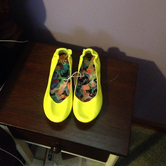 Bright yellow flats from SO