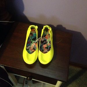 Bright yellow flats from SO