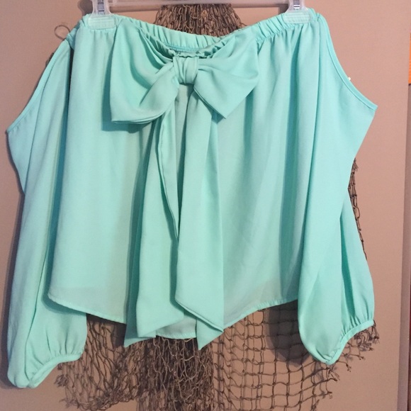 Detached sleeve crop top