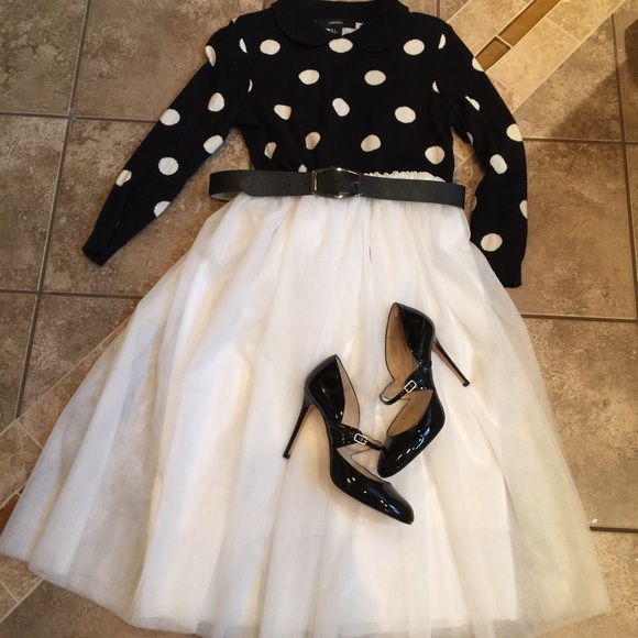 White Tulle layered full skirt. Sz. Small - Picture 2 of 4