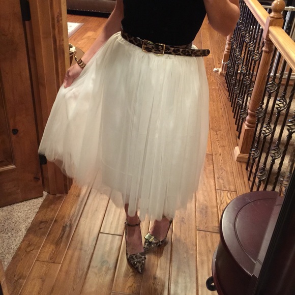White Tulle layered full skirt. Sz. Small - Picture 4 of 4