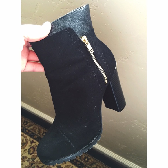 👢JUICY COUTURE SUEDE HEELED BOOTS👢
