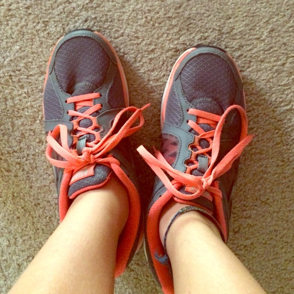 Women's Nike Dual Fusion Tennis Shoes