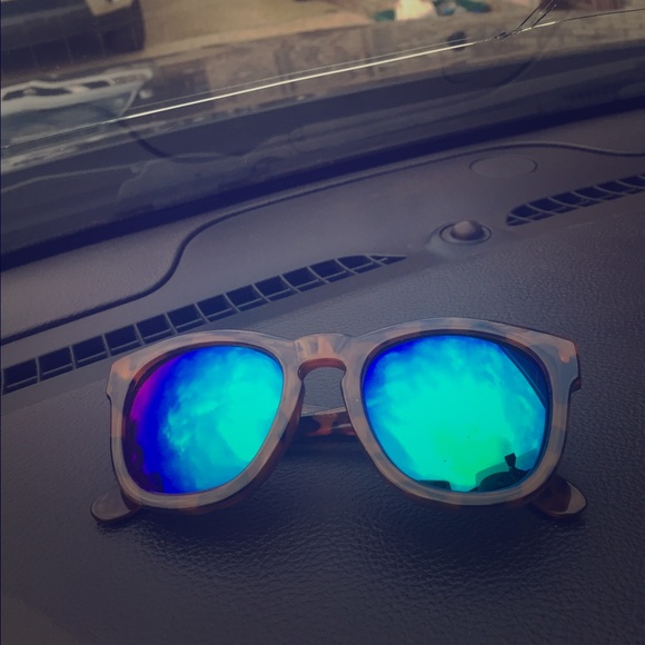 Tortoise wayfarer style sunglasses