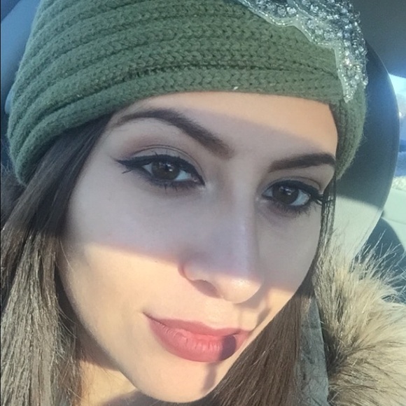 Meet your Posher, Fernanda - Picture 1 of 1