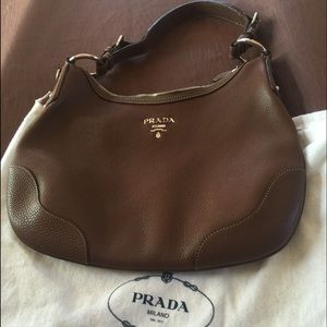 Prada leather hand bag. Good condition.