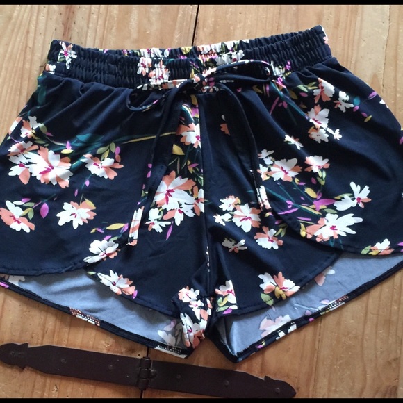 Kimberly C. Shorts Flower Print with Elastic Band - Picture 2 of 5