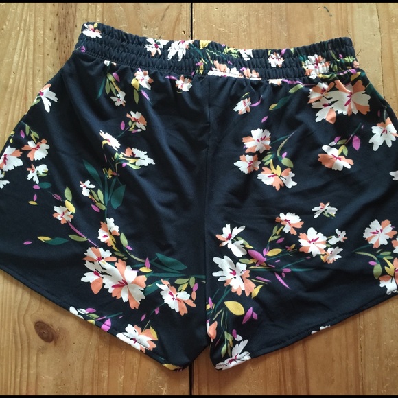 Kimberly C. Shorts Flower Print with Elastic Band - Picture 3 of 5