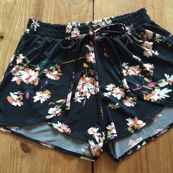 Kimberly C. Shorts Flower Print with Elastic Band - Picture 5 of 5