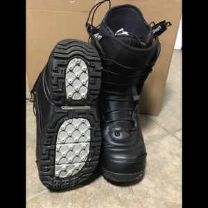 Men's 8.5 Burton Ion Snowboarding Boots