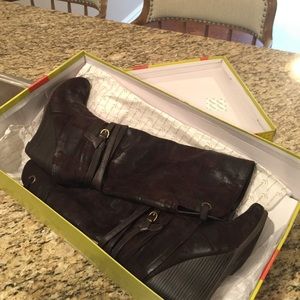 Bare traps wedge boots