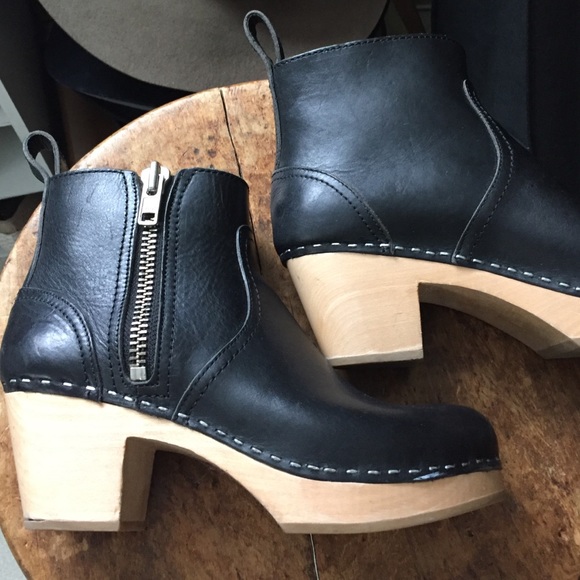 Black zip ankle boot clogs