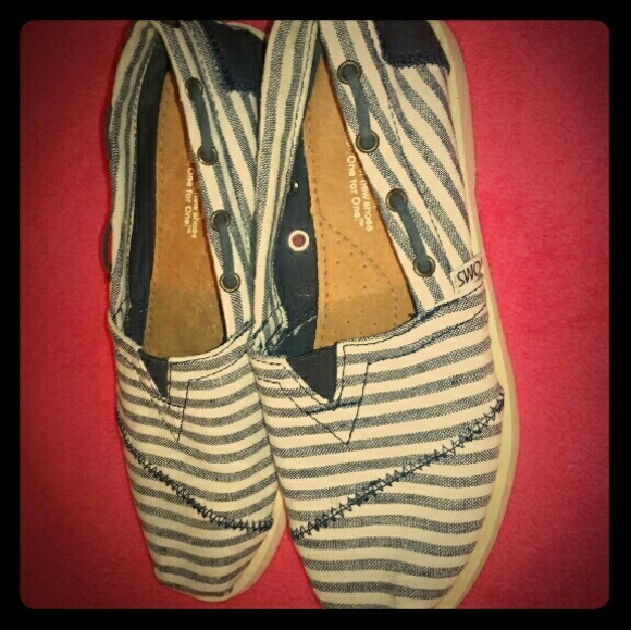 Cute Toms barely worn