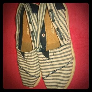 Cute Toms barely worn
