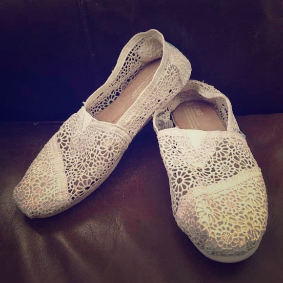 Crochet toms