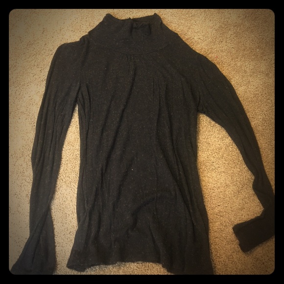 Thin turtle neck sweater with cutout back