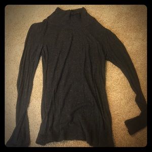 Thin turtle neck sweater with cutout back