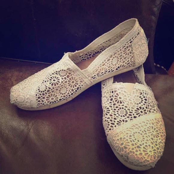 Crochet toms