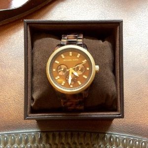 **Holding***Michael Kors Watch