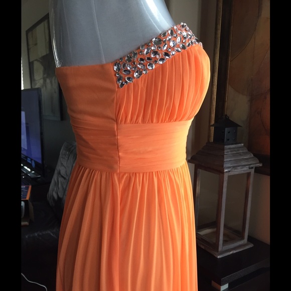 Elegent Formal Gown - Picture 3 of 4