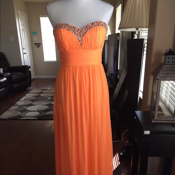 Elegent Formal Gown - Picture 2 of 4