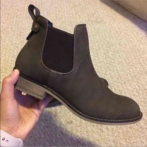 SOLD!! Brand new Steve madden gilte chelsea boots