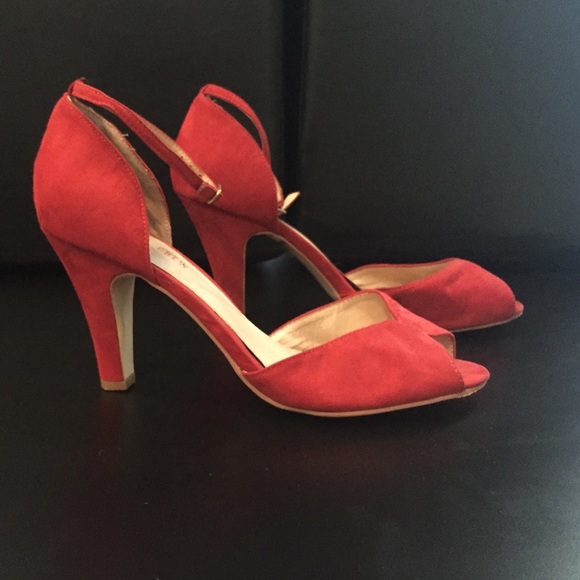 Red suede peep toes pumps!