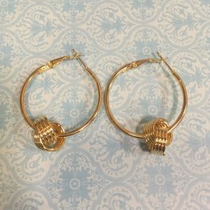 Brand New Gold toned Hoop Earrings 💁🏻