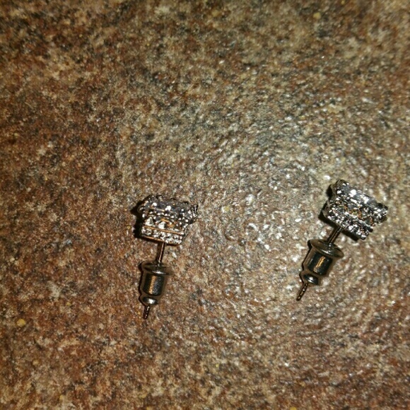 Earings - Picture 2 of 3