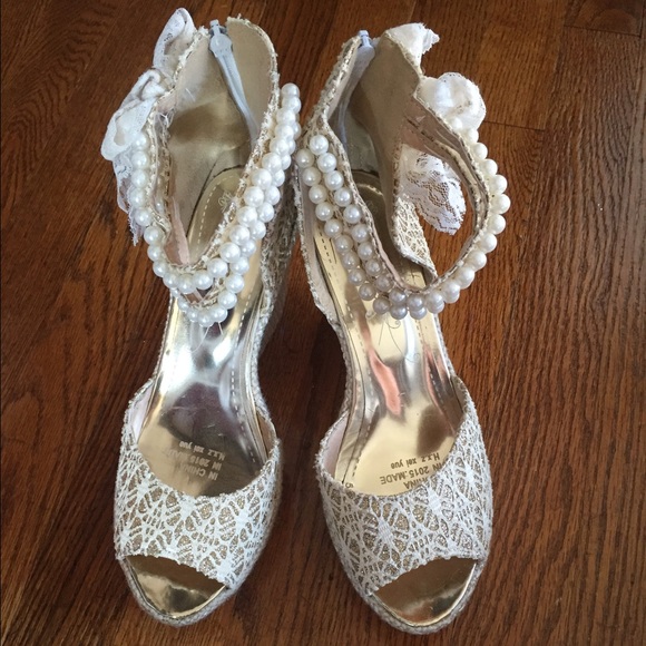 Gold wedges with lace bow