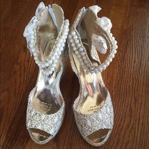 Gold wedges with lace bow