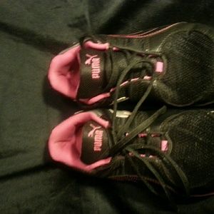 PRE-OWNED: Puma "Evertrack" Black/Pink Lace up