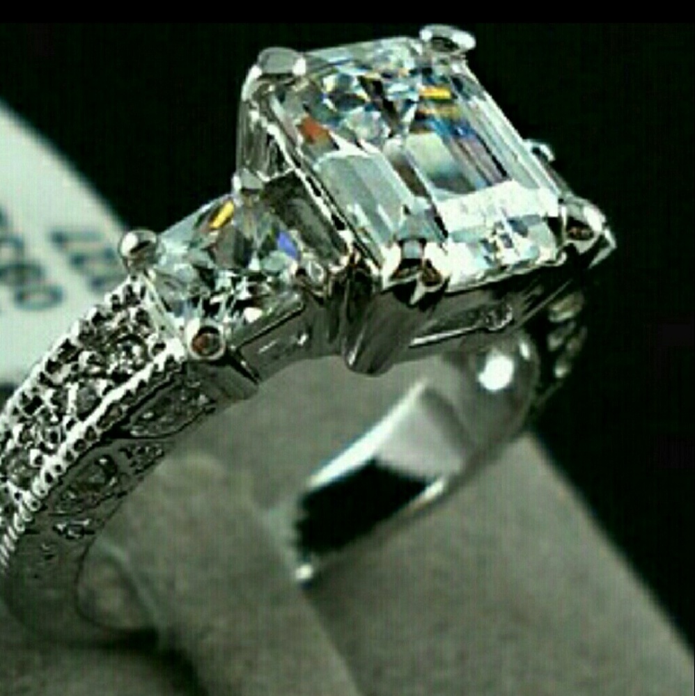 SIZE 6 ONE ONLY 4 CTW sim.diamond engagement ring - Picture 2 of 5