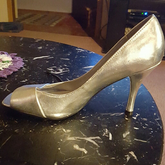 Heels - Picture 3 of 3