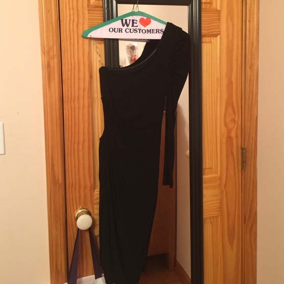 black one sleeve dress!