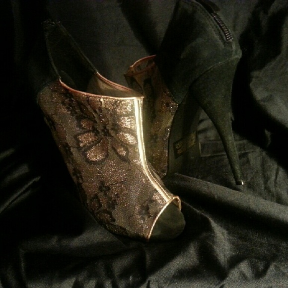 Sheer gold floral print lace heels. Size 10M
