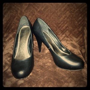 Spring black pumps