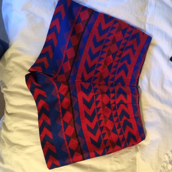 Red and blue patterned shorts - Picture 2 of 3