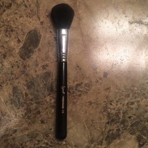 Blush brush- Sigma F10
