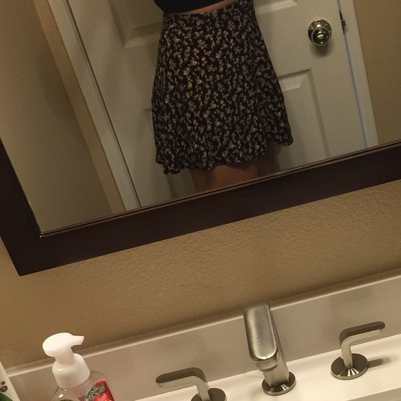 Floral mini high waisted skirt - Picture 3 of 3